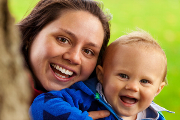 Lächelnde Mutter mit Baby.